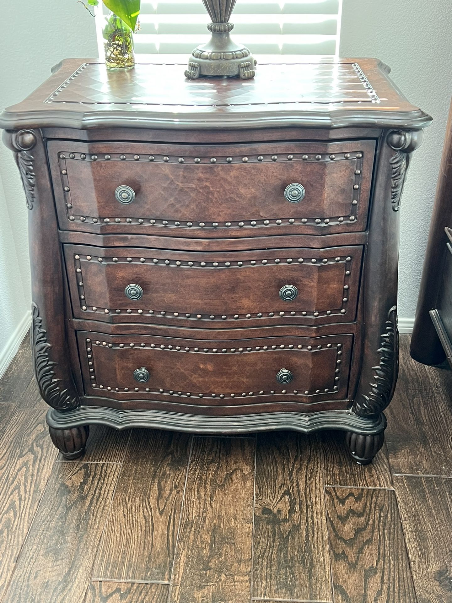 2 Nightstands/small Chest Of Drawers