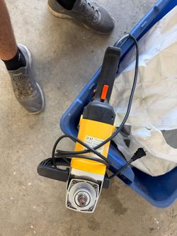1400W Polisher with some pads
