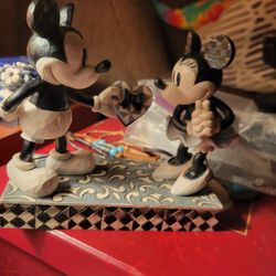 Disney Micky and Minny Collectors Statue.