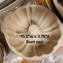 Pampered Chef Large Stoneware Bundt Pan