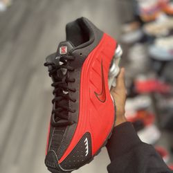 Nike Shox R4 University Red Black Metallic 