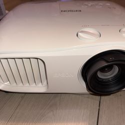 Epson Home Cinema 3200 4K HDR Projector + 100”+ Motorized Screen (New Lamp)