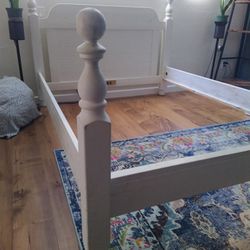 Four Post Wood Bedframe - Queen