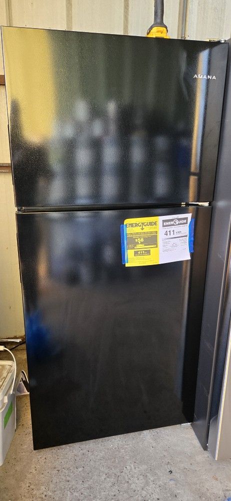 (NEW) Amana 18.2 cu. ft. Top Freezer Refrigerator