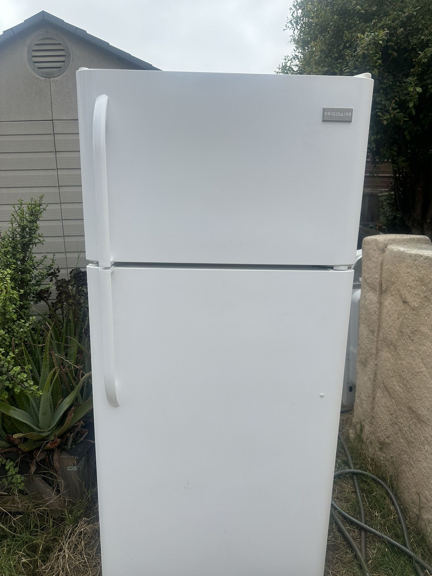 Refrigerator! Works great! Gets cold! Ready for your food! Pickup or Delivery!