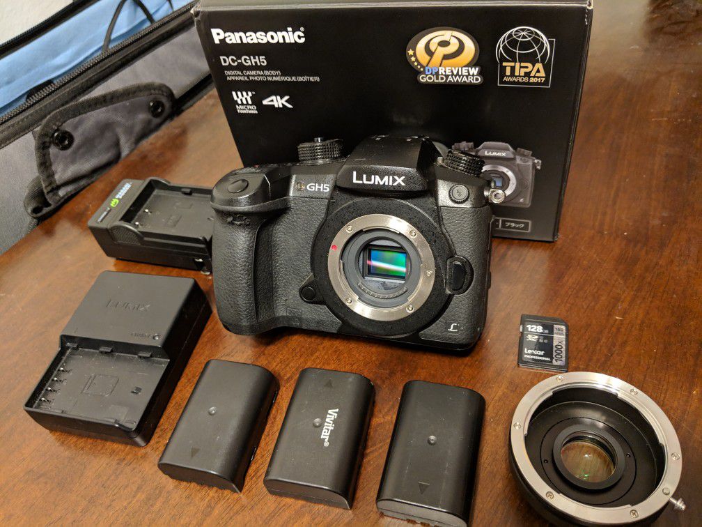 Panasonic Lumix GH5 w/Vlog SD Card and extras!
