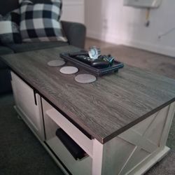 Signature Design by Ashley Arlenbry Rustic Farmhouse Coffee Table, Cream With Grey