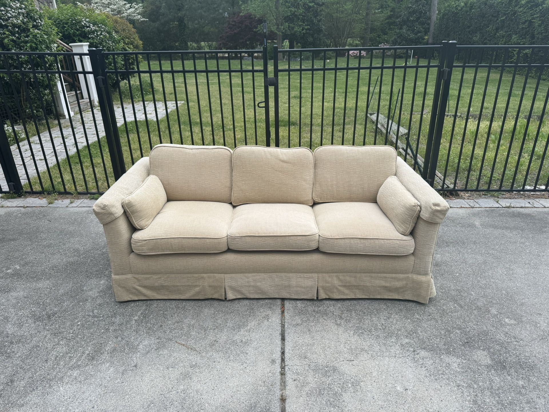 Pull out bed Couch, No damage, Can deliver