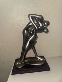 escultura abstracta de pareja