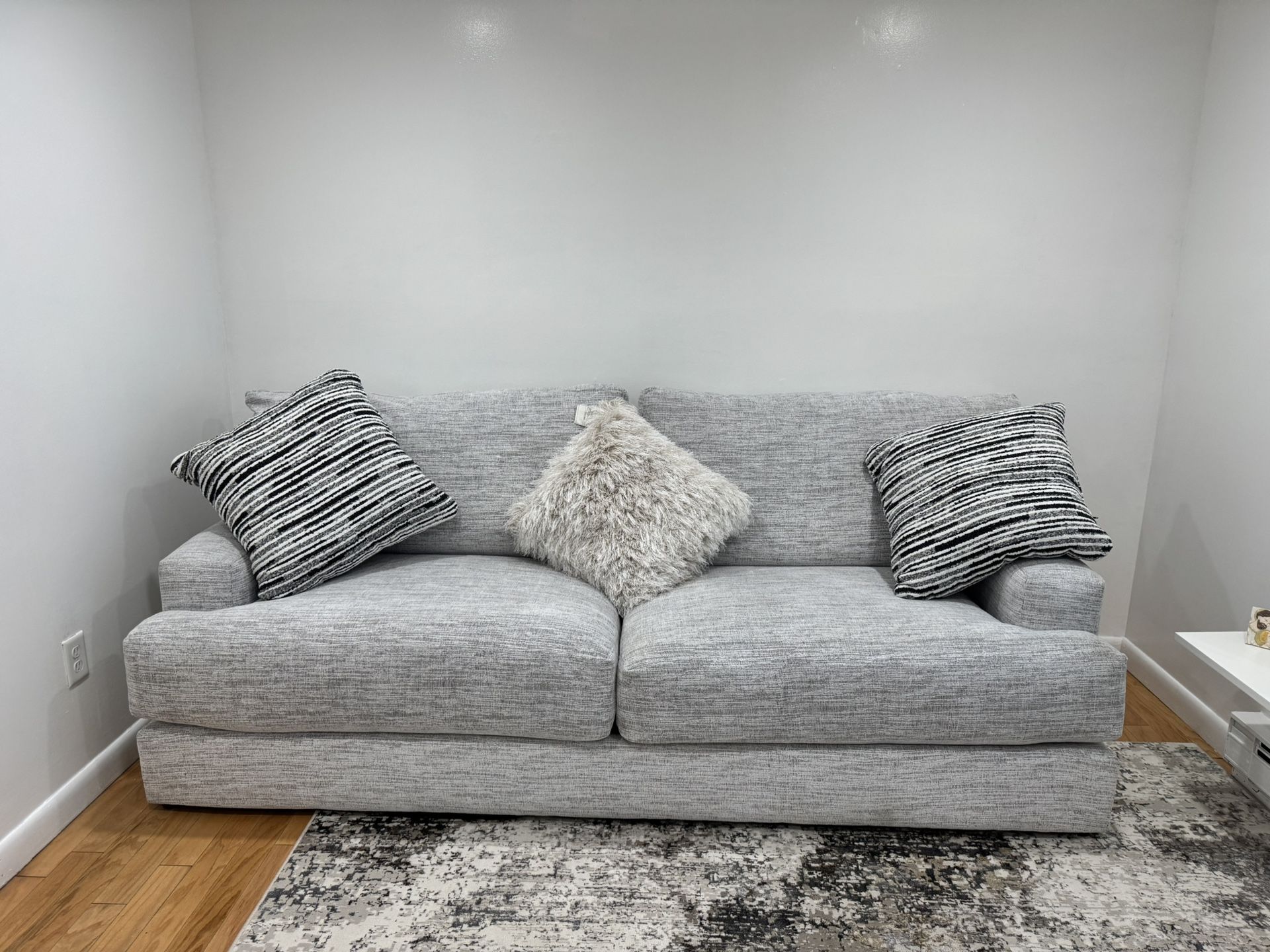 “Stylish & Cozy Couch – Perfect for Living Room!”