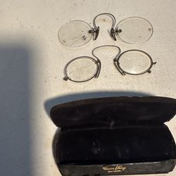 Vintage eyewear with case