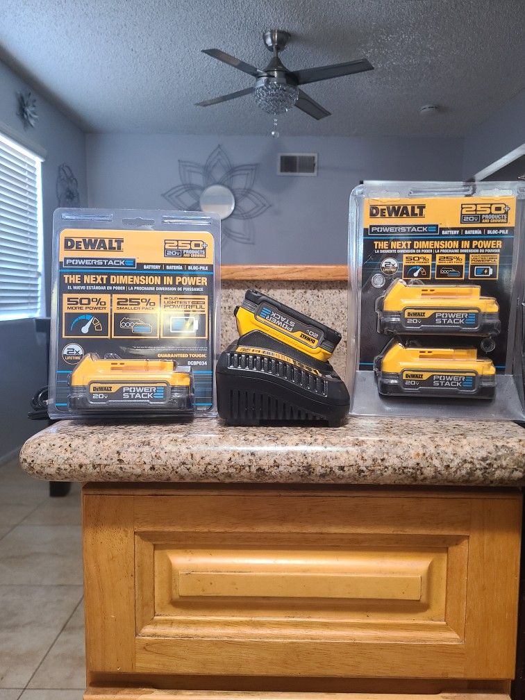 Dewalt 1.7ah 4 Stackable Batteries With Charger New