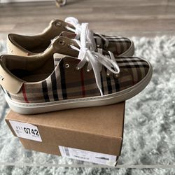• Burberry sneakers • Size 37