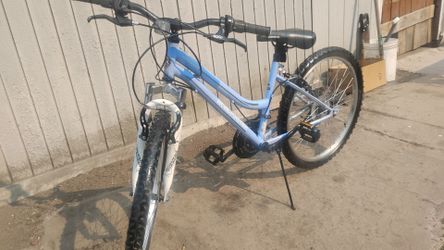 Roadmaster Granite Peak Women's 24" Front Suspension Mountain Bike