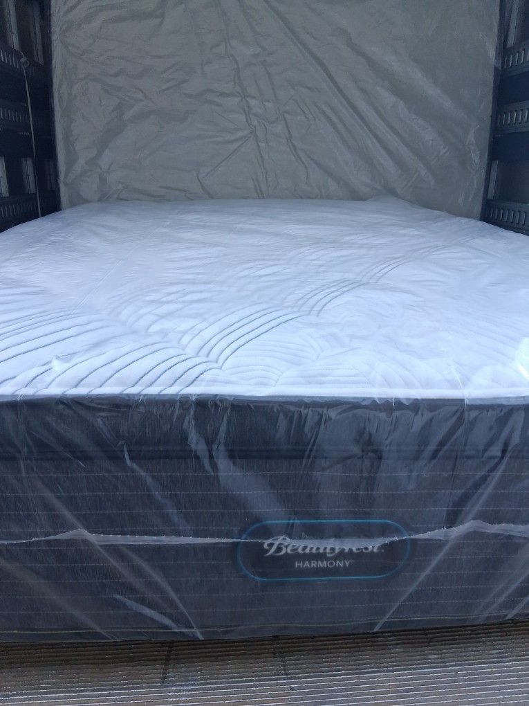 Brand New Queen Size Pillowtop Mattress Included Box Spring Free Delivery 