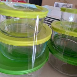 3 Pyrex Graduated Size Bowls/ Lids