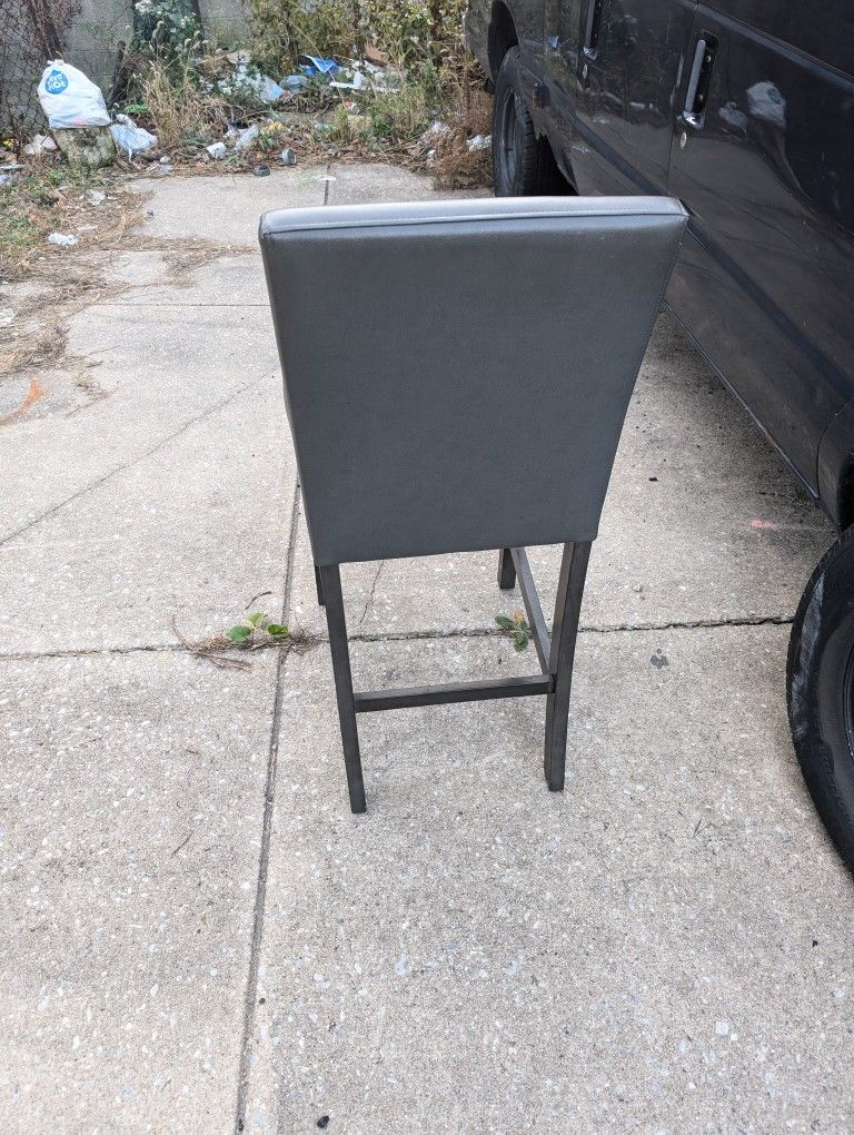 4 Tall Bar Stools In Great Shape
