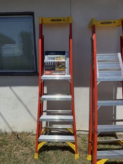 Werner 6 ft. Fiberglass Podium+ Platform Step Ladder (10 ft. Reach Height) with 300 lbs.
