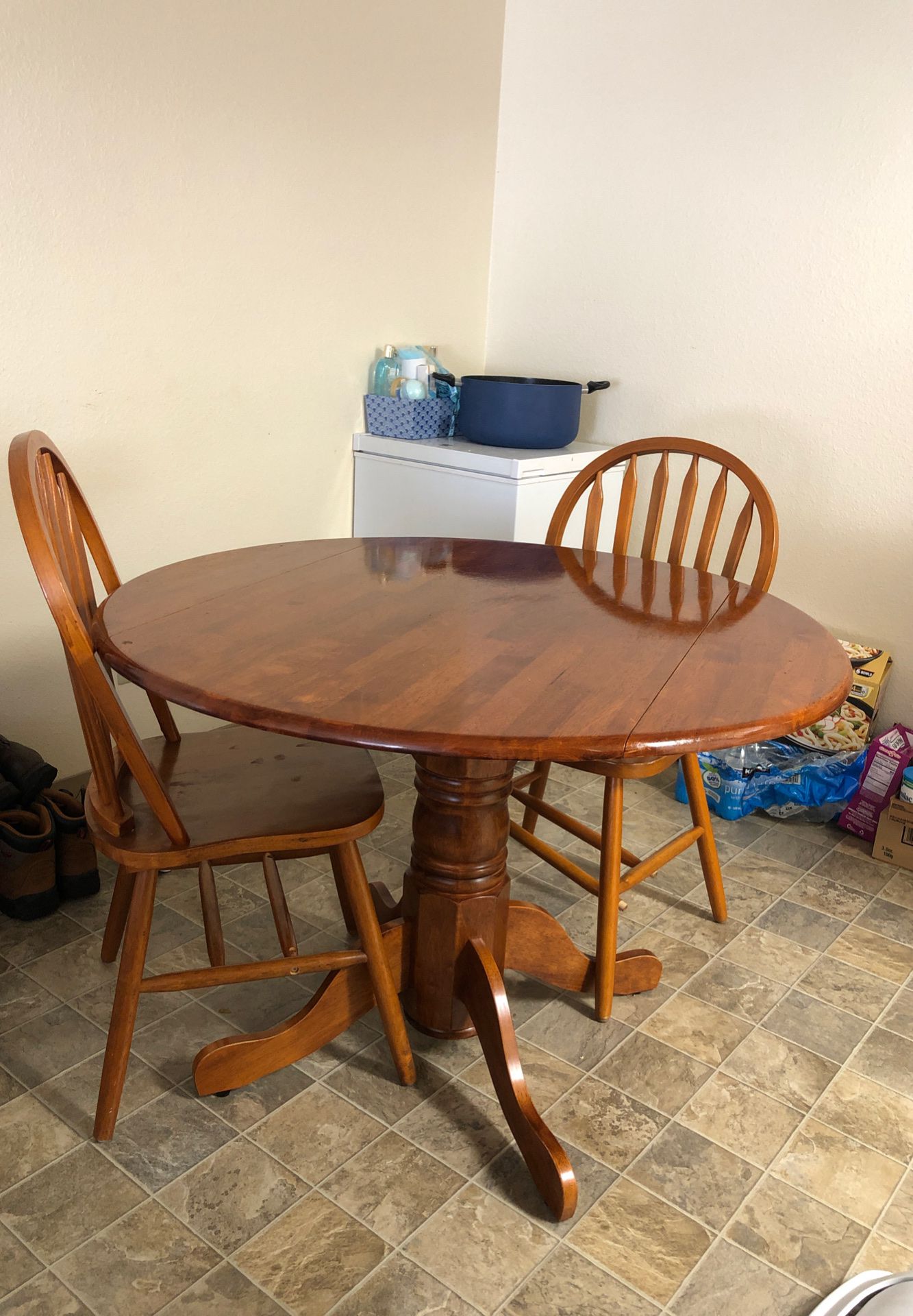 Small dinning table and 2 chairs