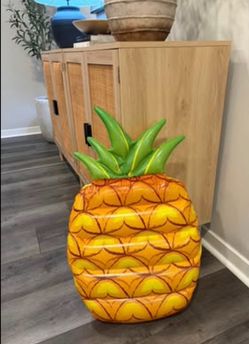 Inflatable pineapple pool float