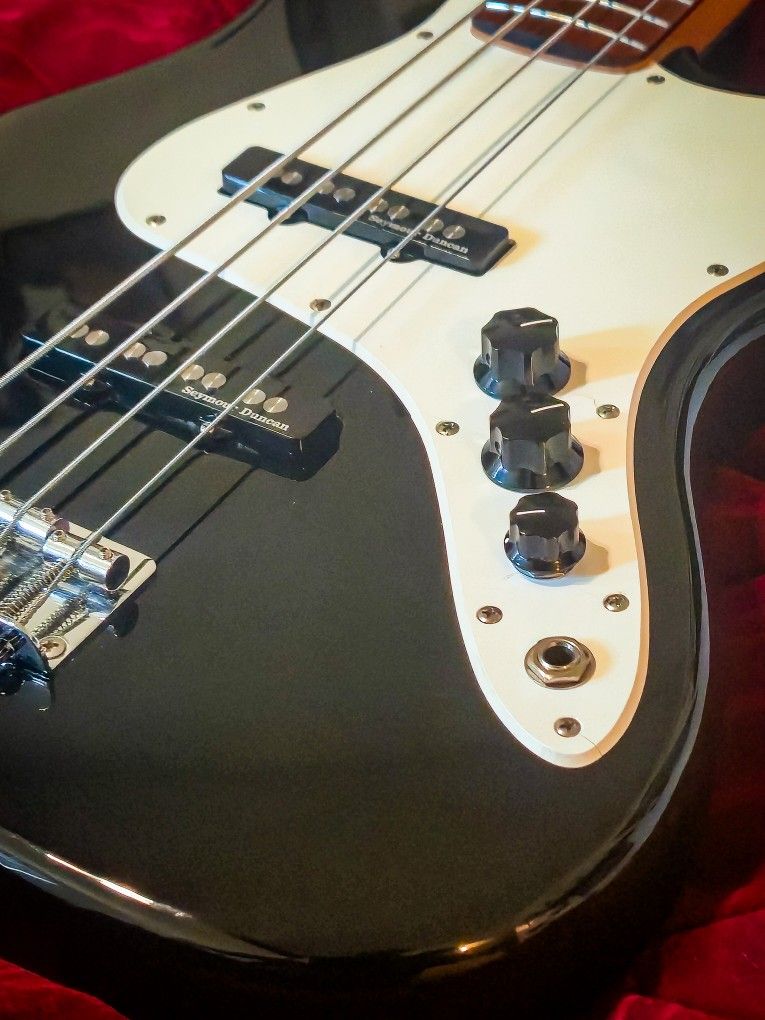 Fender Jazz Bass "Squier Series" With Seymour Duncan And HipShot Tuners Bass Guitar