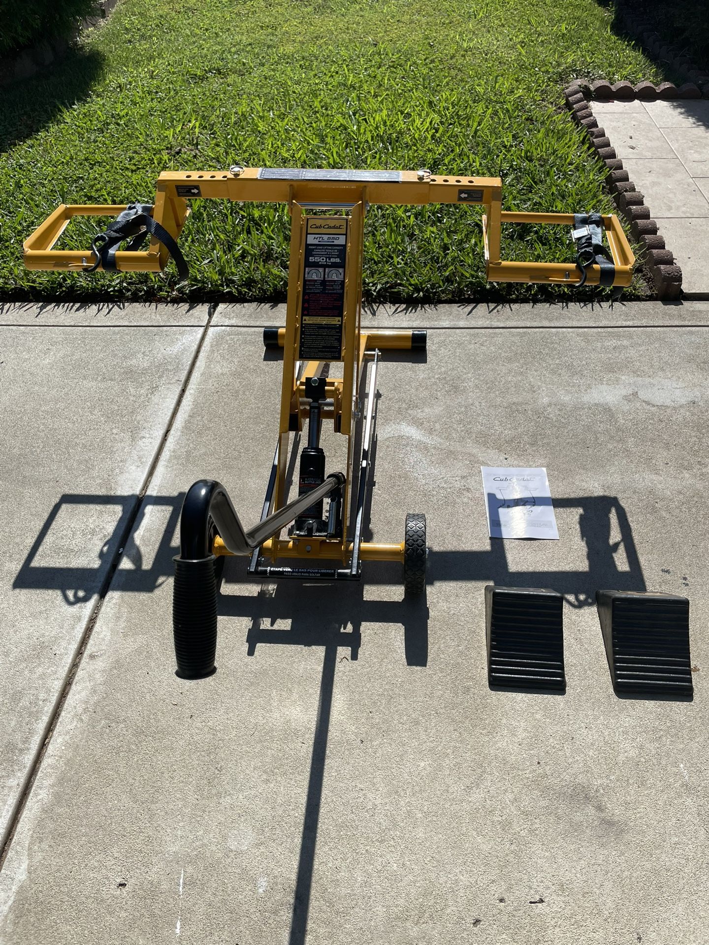 LIKE NEW Cub Cadet (by MoJack) HTL 550 Mower Lift for Tractors & Zero Turns Up To 550 Pounds