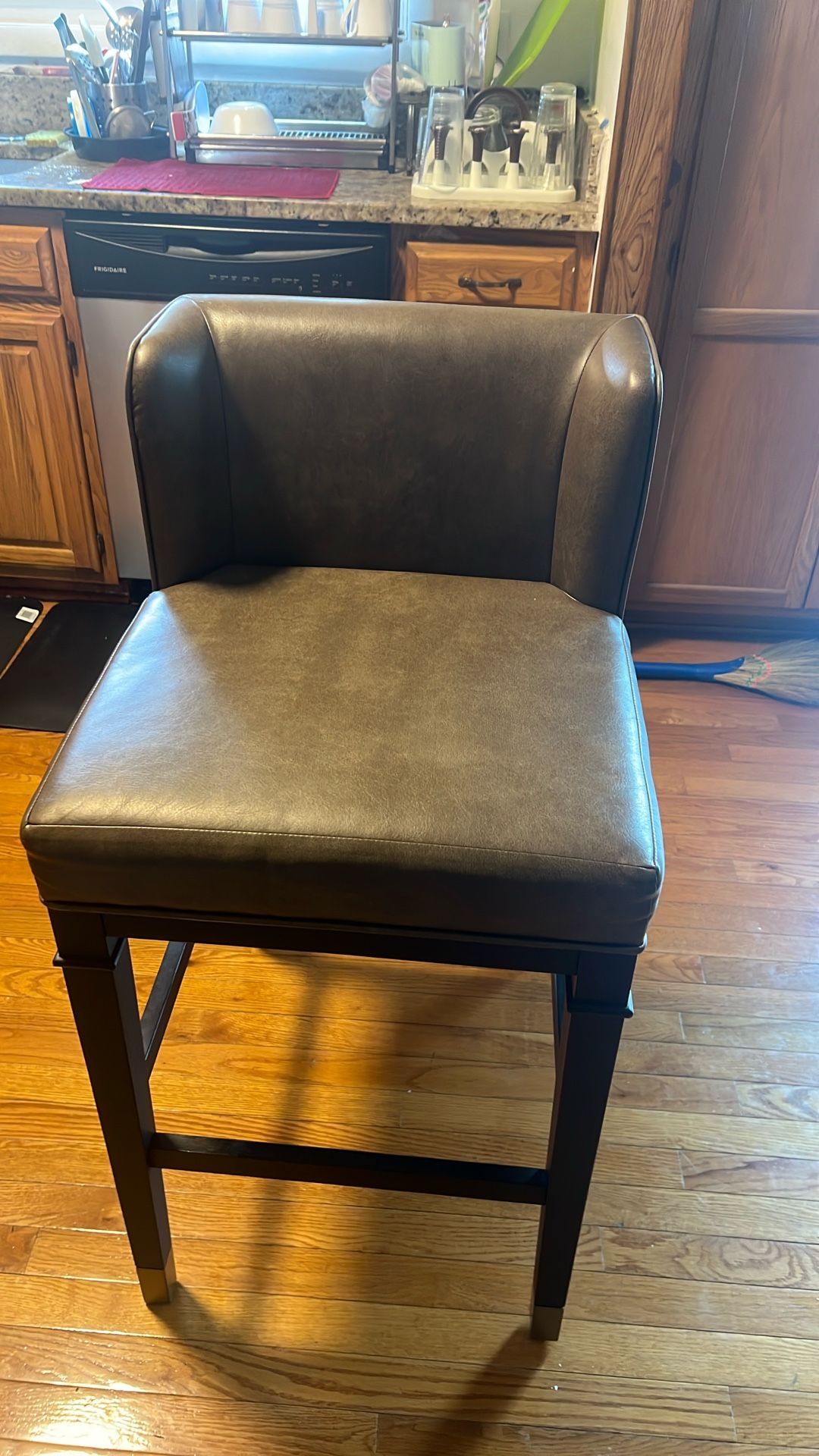 Stylish Dark Brown Leather Chair β Like New, Great Deal!