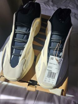 Yeezy 700 v3 new in box size 10.5