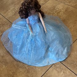 Muneca   Tiene Grbado  Los Numeros De 15 Anos 