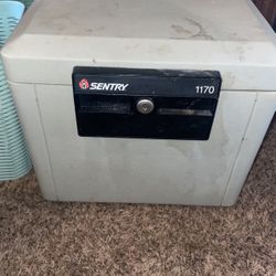 Locking file cabinet With key