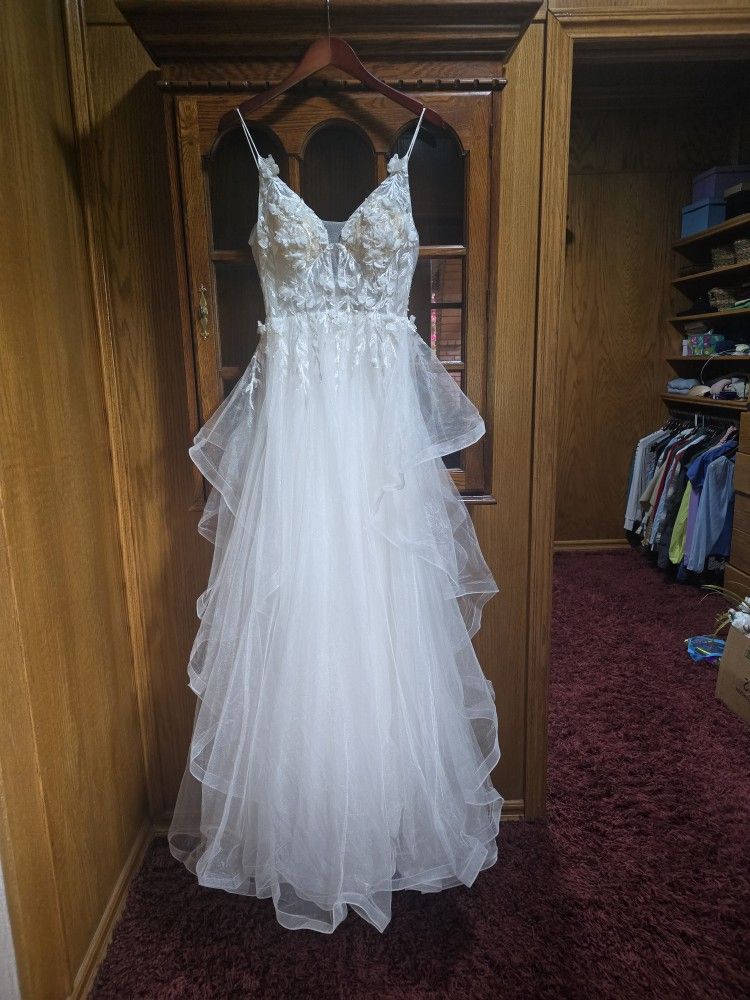 Brand New Gorgeous White Wedding Dress Spaghetti Straps, Elegant Size 0-2