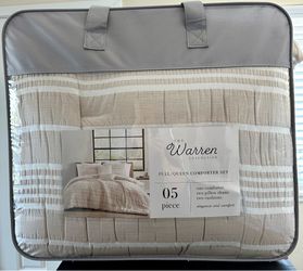 Brand New, The Warren collection 5 Piece Full/Queen Comforter Set