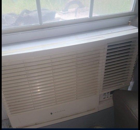 Window Unit.  Older AC air Conditioner 