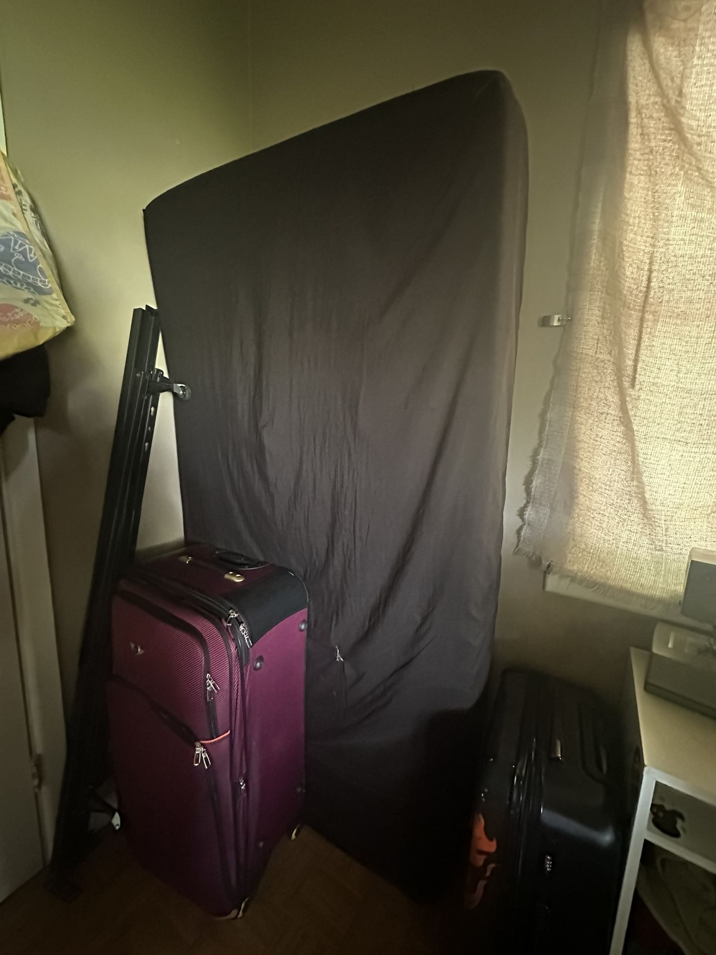 Twin bed and metal rod frame