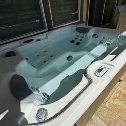 Beautiful 2-3 Person Hot Tub