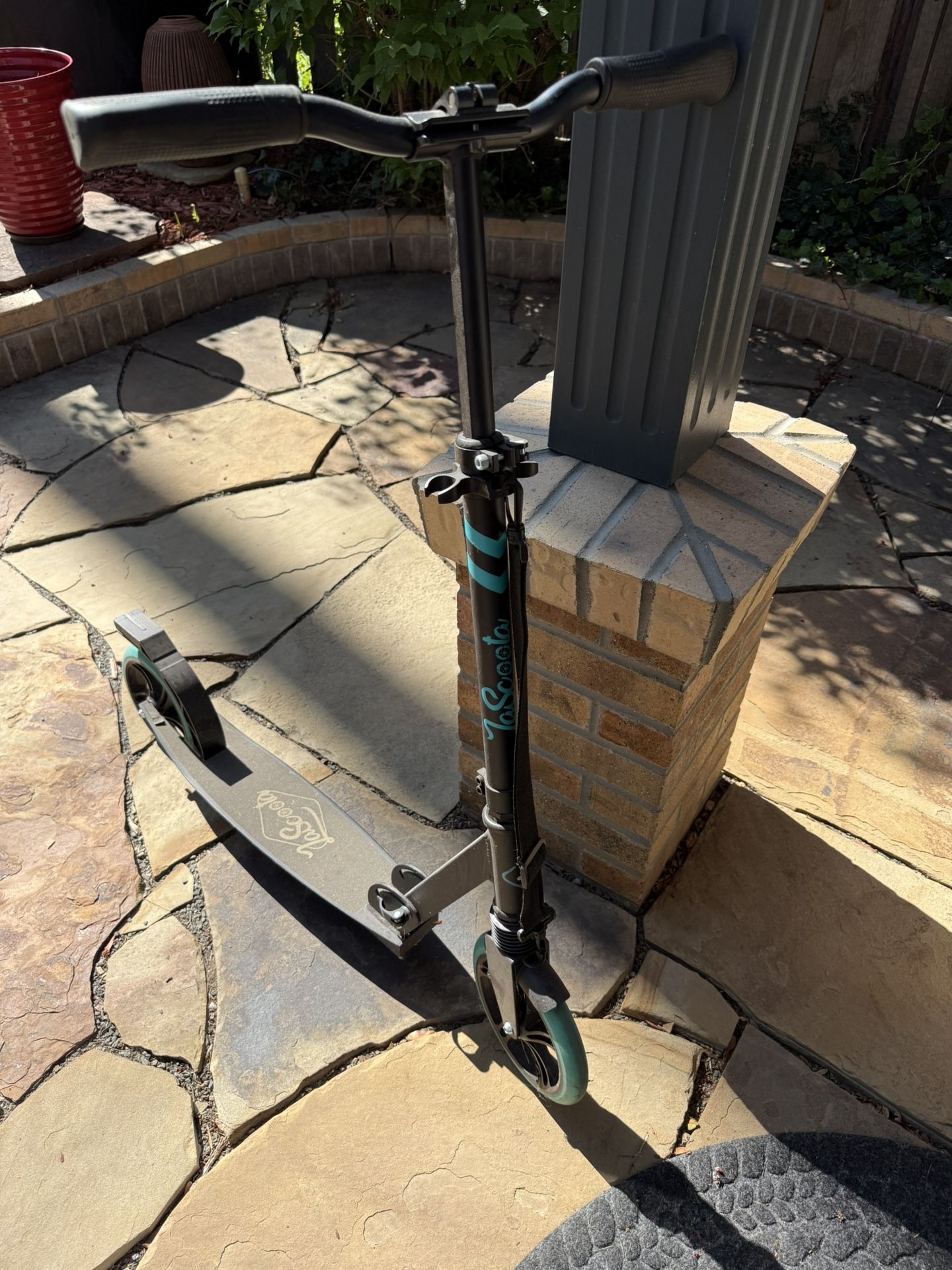 La Scoota Foldable Kick Scooter 