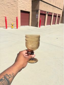 12 Pack Plastic Wine Goblets, 15oz Reusable Shatterproof Amber Gold Vintage Drinkware – Embossed Floral Pattern Decorative Cups