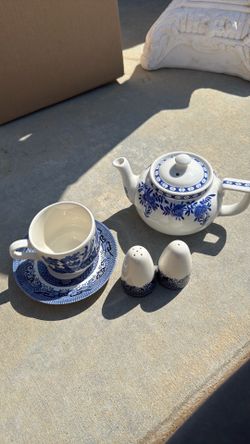 Vintage Blue & White Tea Set – Multiple Pieces