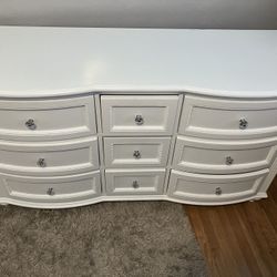Madelyn White 9 Drawer Dresser 