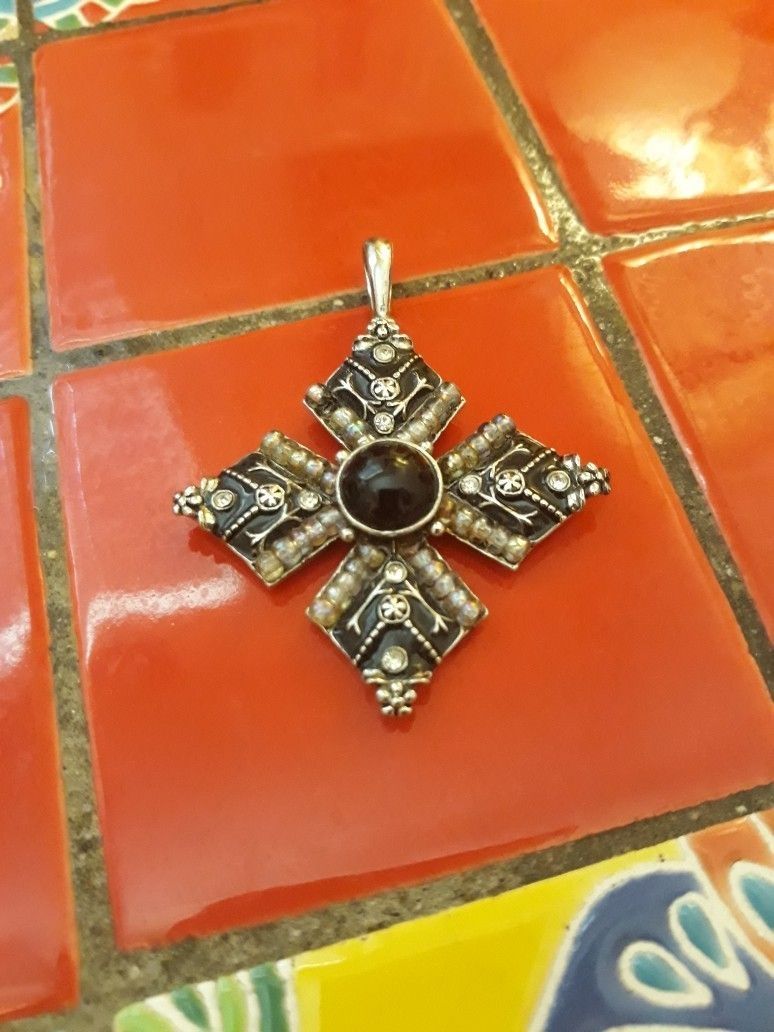 Silver Metal Pendant W/Onyx Stone In Center