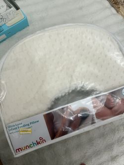 Munchkin Breastfeeding Pillow