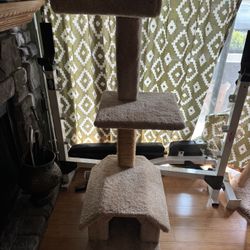 Cat Tree Like New No Damage And Clean 
