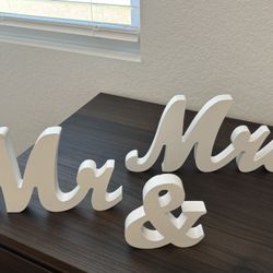 Mr and Mrs sign
