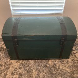 Antique 1800s Primitive Dovetail German Arched, Dovetailed Wooden trunk