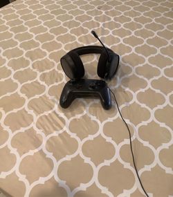 Nintendo Gaming Set ( Headphones And Controller) 