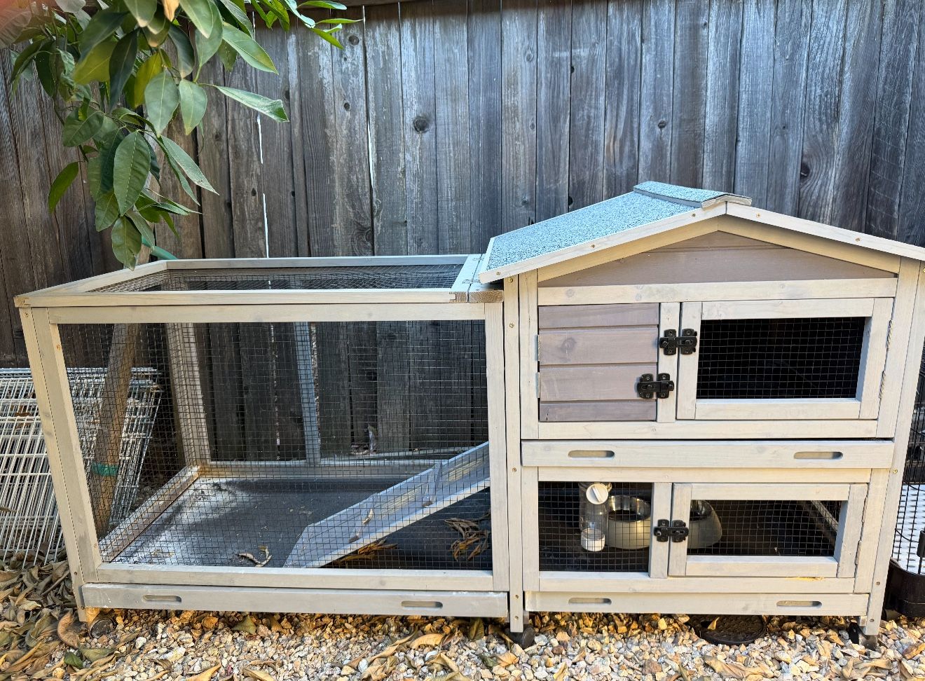 Wooden Outdoor/Indoor Rabbit Hutch – Two-Level Enclosure with Ramp & Run Area