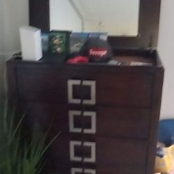 King Size Bed And Dressers Wood Not Compress Or Eliminate And Chairs 