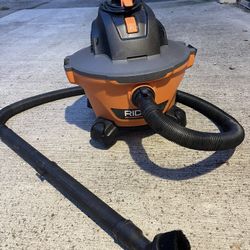 Wet/Dry  Shop vacuum w/ Attachments