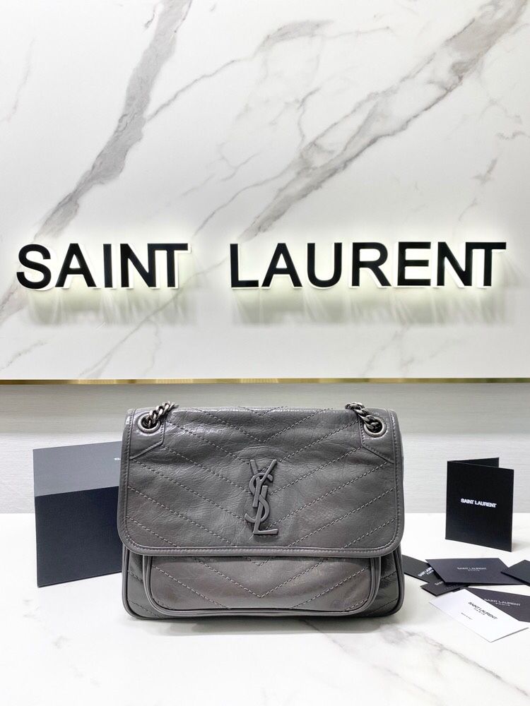 Back-backed oil wax leather, soft bag shape is very casual