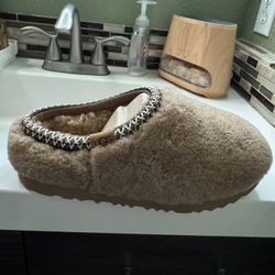 Uggs Size 8 Women Slippers 